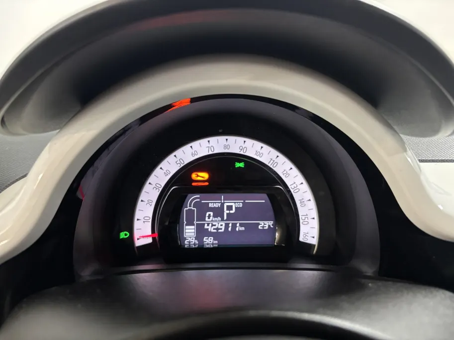Renault Twingo Z.E. R80 Intens Automaat | 1e eigenaar | Apple CarPlay/Android Auto | Climate Control | Lichtmetalen Velgen | Cruise Control | Licht & Regen Sensor | Half Leder | Privacy Glass | Elektrische Ramen & Spiegels |