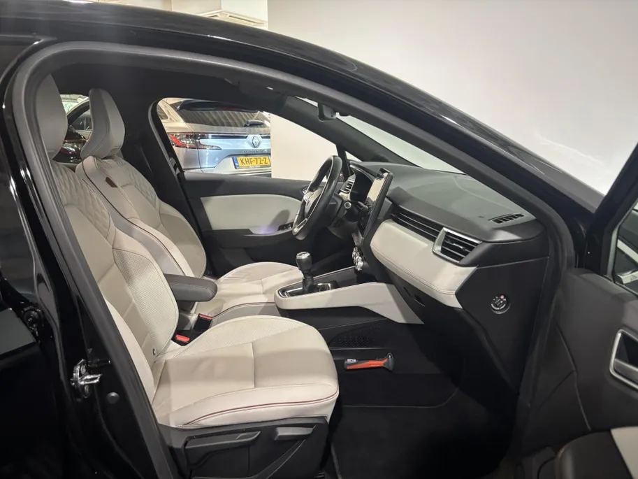 Renault Clio 100PK TCe Initiale Paris | 1e eigenaar | Bose Audio | Wit Leder | Armsteun | Climate Control | Camera | Apple CarPlay/Android Auto | Cruise Control | Lichtemetalen Velgen | Licht & Regen Sensor |