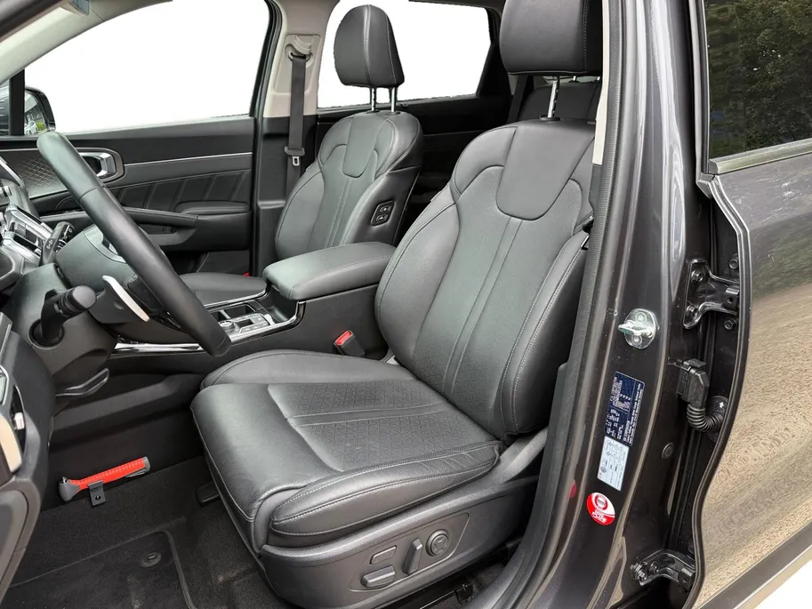 Kia Sorento 1.6 T-GDI Plug-in Hybrid 4WD Edition 7p. | Dealer onderhouden | Trekhaak | Apple Carplay / Android Auto | Navigatiesysteem | Elektrisch Schuif / Kanteldak | Head-up Display |  Elektrisch Verstelbare Voorstoelen | Bestuurdersstoel Met geheugen | Stoelverwa