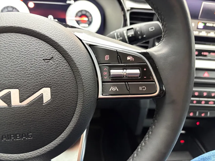 Kia Ceed Sportswagon 1.0 T-GDi DynamicPlusLine | Stoel- en stuurverwarming | Elektrisch bedienbare achterklep | Parkeersensoren voor- en achter | Achteruitrijcamera | Apple/Android Carplay | Navi | Cruise Control