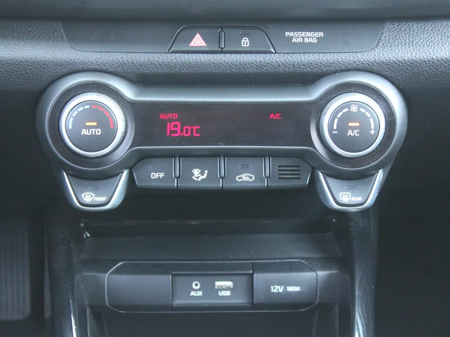 Kia Rio 1.0 TGDI ExecutiveLine | Trekhaak | Stuur-/stoelverwarming | Camera | Skai leer | 17' LM | Carplay | All seasons | Clima | Navi | Cruise |