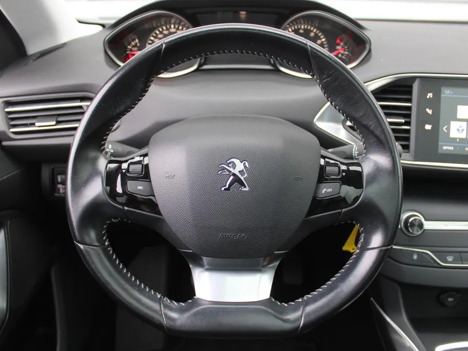 Peugeot 308 1.2 PureTech Allure | Panoramadak | 17” LM | Parkeersensor v+a | Navi | Cruise | Clima | Apple CarPlay/Android Auto |