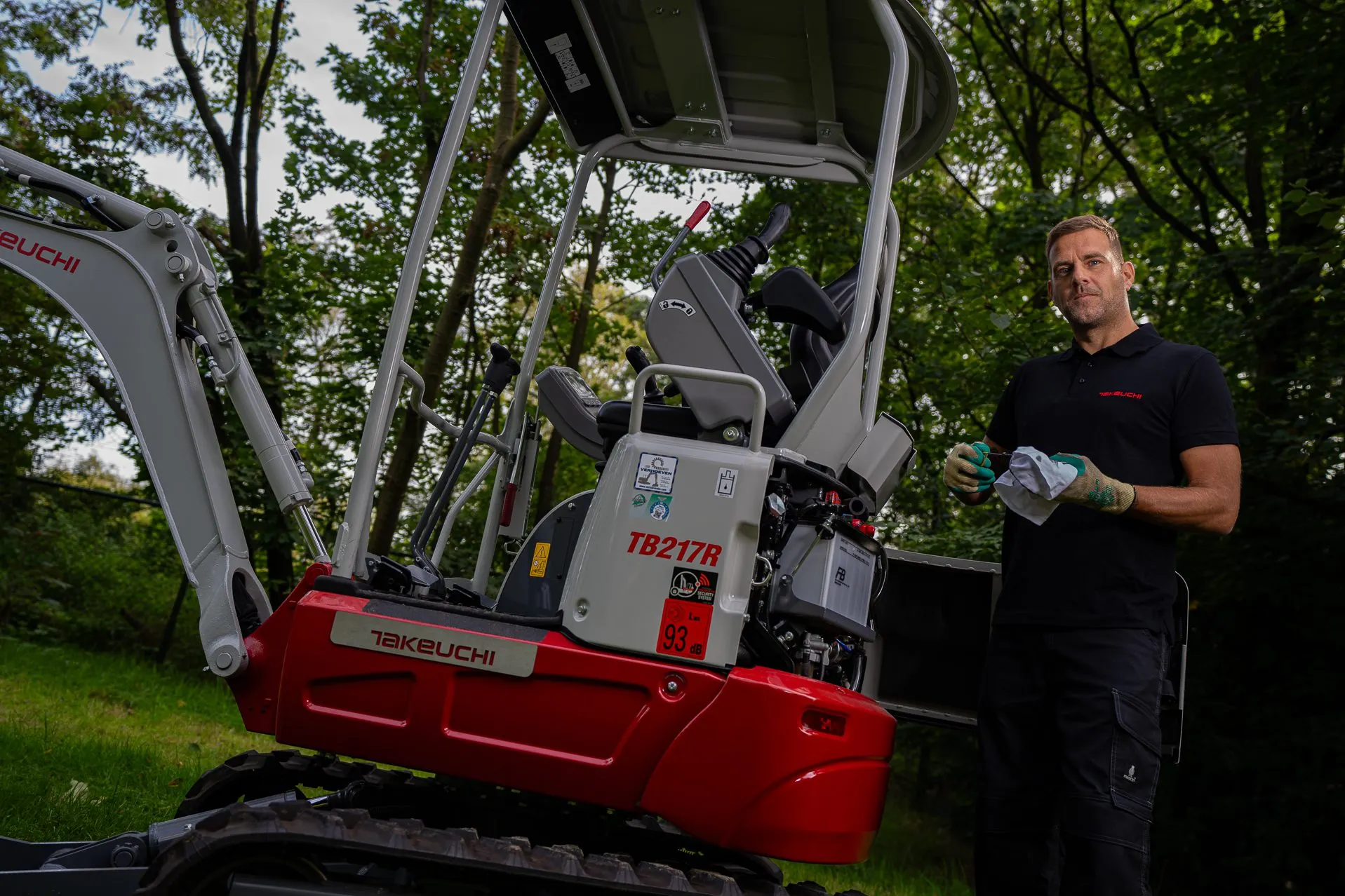 TB217R branded shoot met man