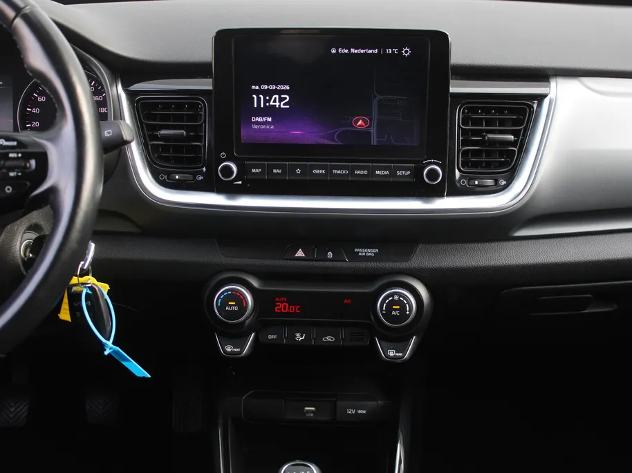 Kia Stonic 1.0 T-GDi MHEV DynamicLine | Stoelverwarming | Camera | Parkeersensor v+a | Clima | Navi | Apple Carplay/Android Auto | 15" LM | Cruise |