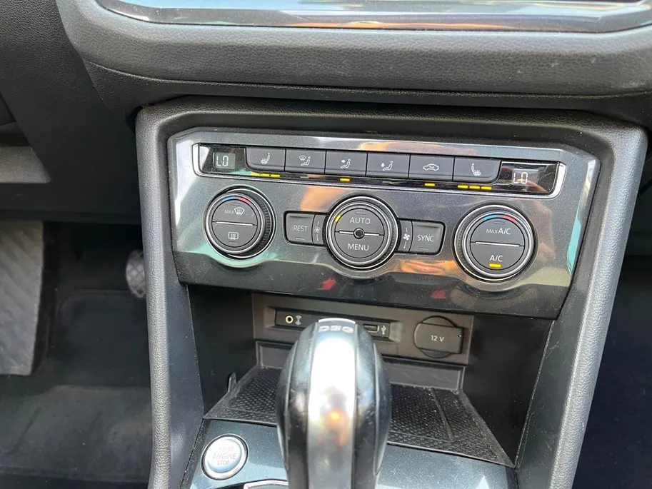 Volkswagen Tiguan 2.0 TSi DSG-aut. 4Motion Highline R-Line NL Auto | 11-2017 | Pano dak | Trekhaak | 20' | Stoelverwarming | Etc.