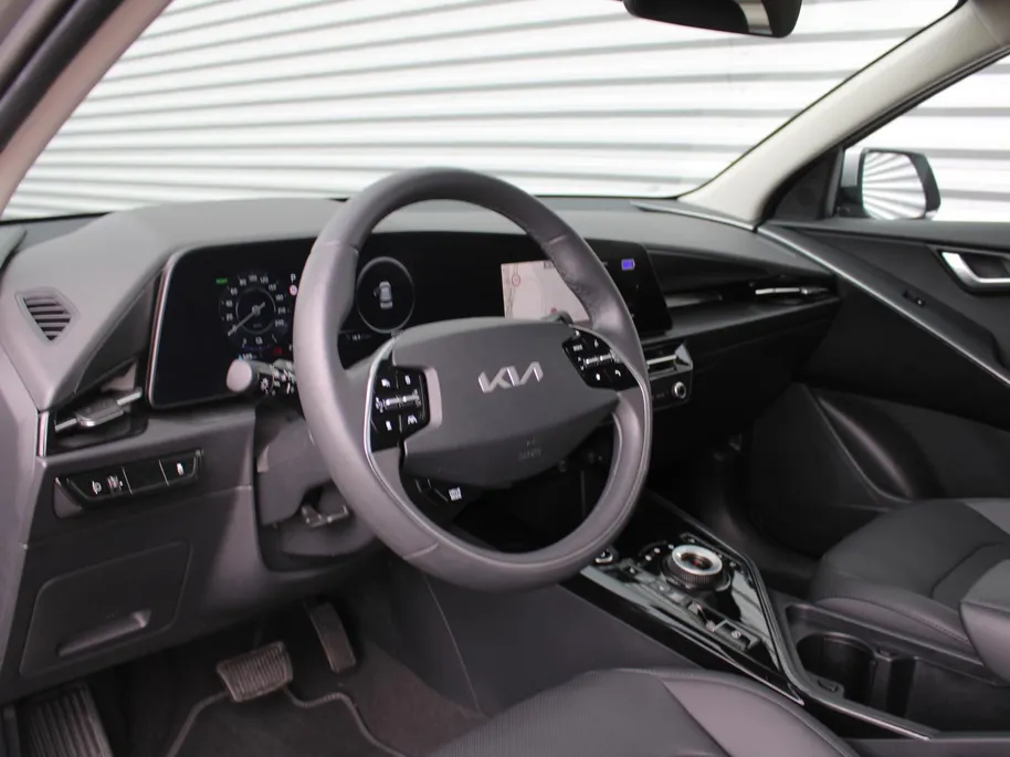 Kia Niro EV Edition Advanced 64.8 kWh | Stuur-/stoelverwarming | Elektr. stoelverstelling | Camera | Cruise adapt. | 17'LM | Clima | 17% bijtelling |