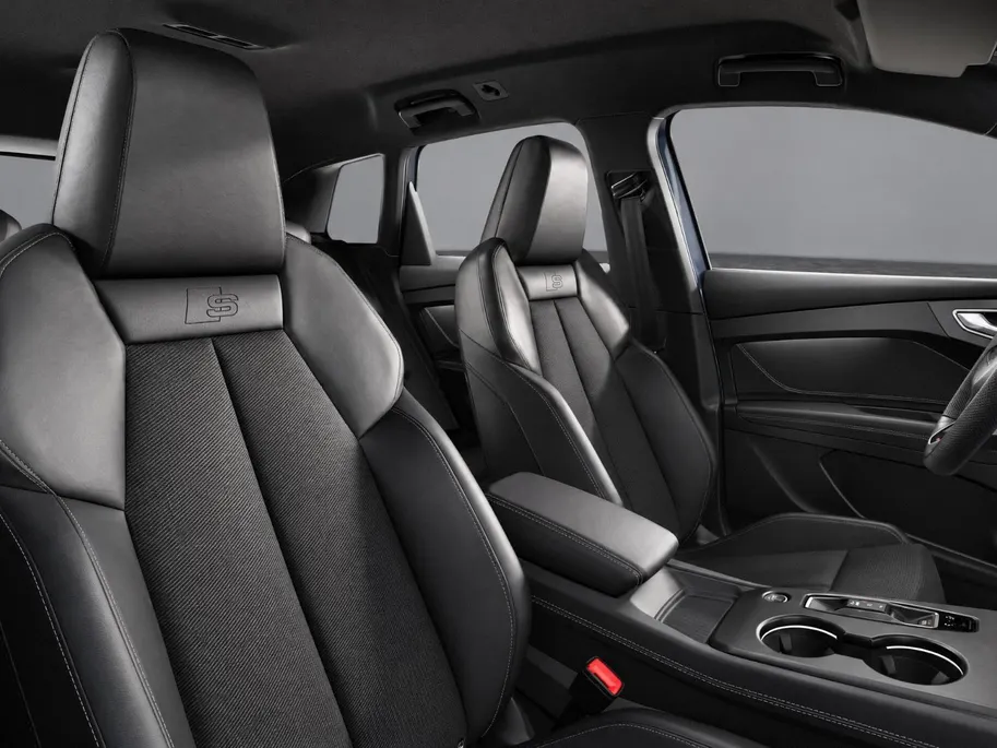 Audi Q4 Q4 S edition performance 82 kWh 286 PK · Trekhaak elek. wegklapbaar · Optiekpakket zwart · Opberg- en bagageruimtepakket