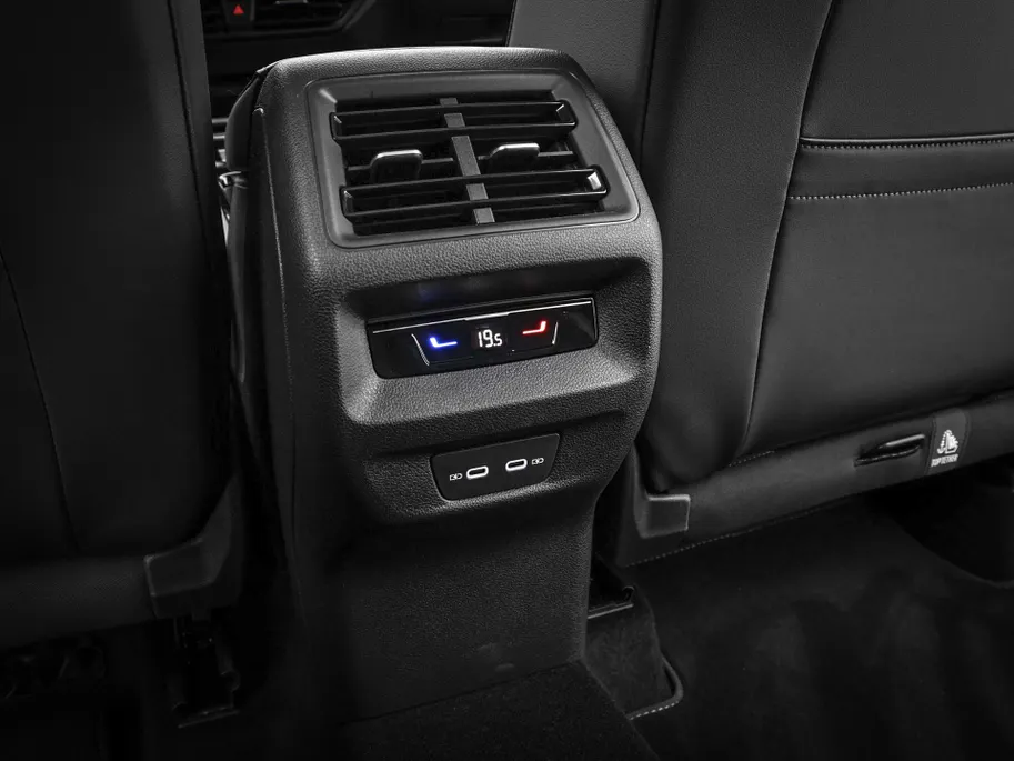 Volkswagen Tayron R-Line Edition 1.5 eHybrid 272 PK 6 versn. DSG · Assistance Pakket Plus · Black Style Pakket · Comfort Pakket · Design Pakket · Trekhaak inklapbaar, electr. ontgrendeling, incl. Trailer Assist ·