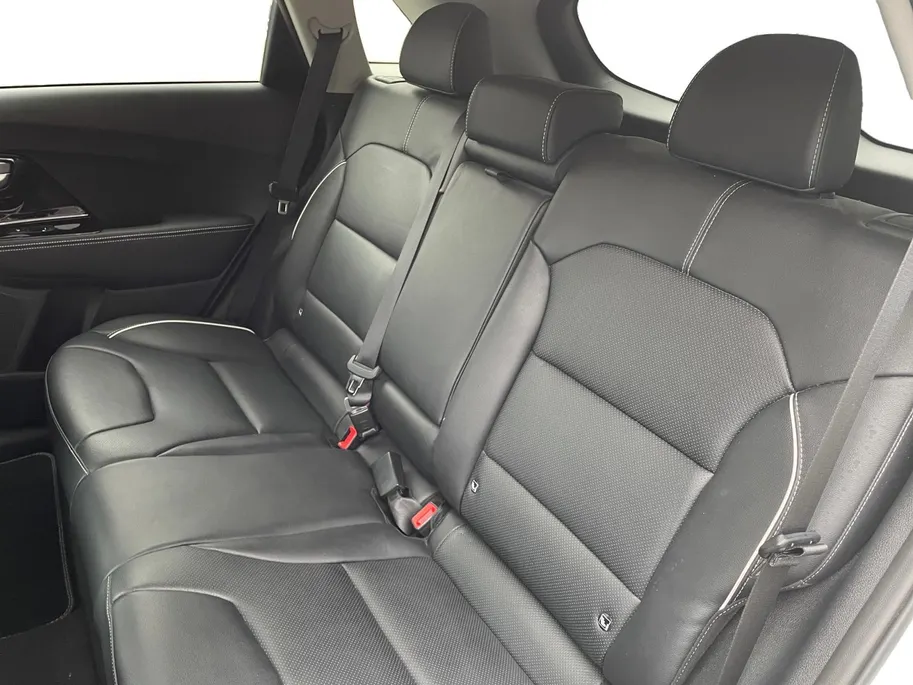 Kia e-Niro ExecutiveLine 64 kWh | SOH 100% | Warmtepomp | Navigatie | Adaptive cruise control | Climate control | Apple Carplay & Android Auto | Achteruitrijcamera | Stoel- stuurverwarming |