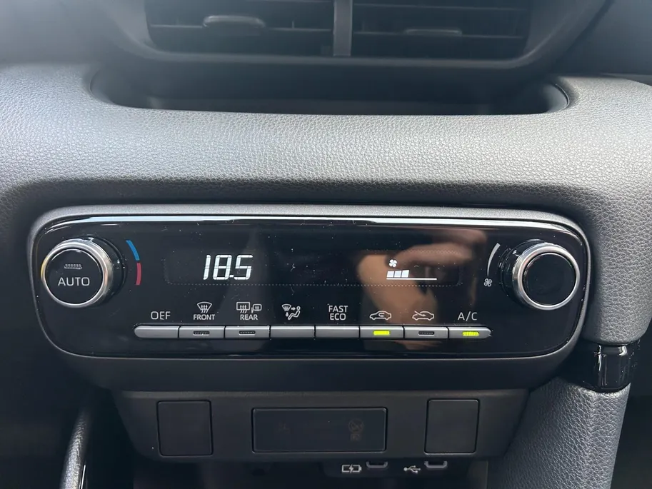 Toyota Yaris 1.5 Hybrid Dynamic | Nieuw | Apple Carplay/Android Auto | hill hold functie | airco (automatisch) | achteruitrijcamera | buitenspiegels verwarmbaar |