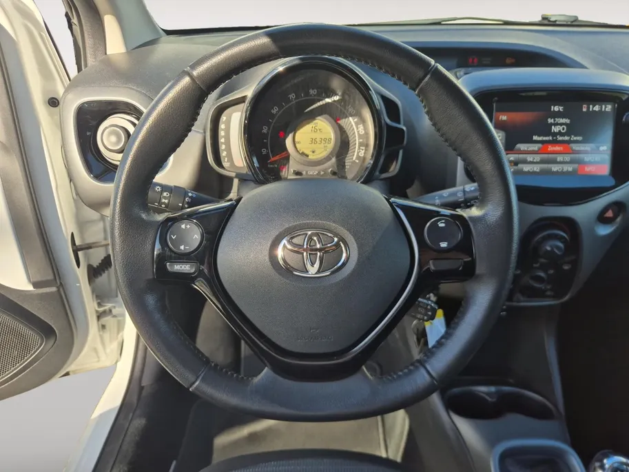 Toyota Aygo 1.0 VVT-i x-play | Airco | Bluetooth | Camera | 5 deurs | Zwart dak |
