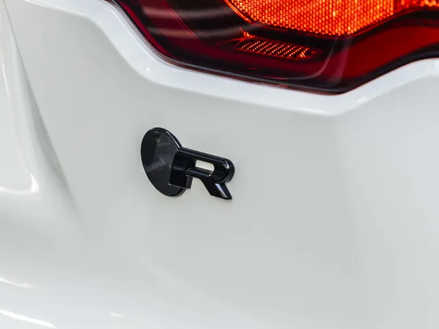 Jaguar F-TYPE P575 AWD R 75
