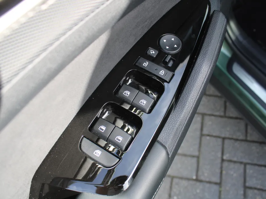 Kia Sportage 1.6 T-GDi Hybrid GT-Line | Stuur-/stoelverwarming | Elek. stoelverstelling + achterklep | Schuifdak | 18' LM | Cruise adapt. | Camera |