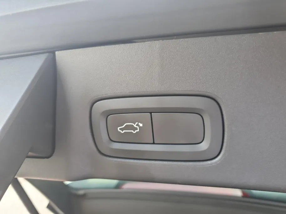 Volvo V90 2.0 T4 Momentum | Stoel en stuurverwarming | Elektrisch bedienbare voorstoelen | Camera | Lederen bekleding | Navigatie | Parkeersensoren voor en achter | Elektrische achterklep |