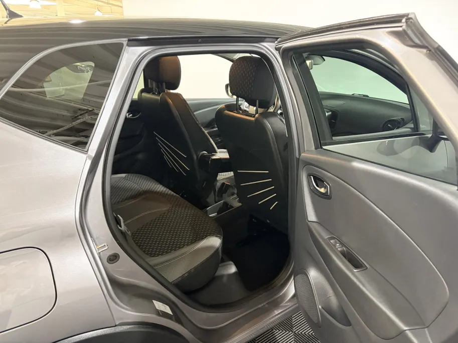 Renault Captur 150PK TCe Intens Automaat | 1ste Eigenaar | Trekhaak | 1200kg Trekgewicht | Cruise Control | Climate Control | Navigatie | Camera | Parkeersensoren | Licht & Regen Sensor | Armsteun |