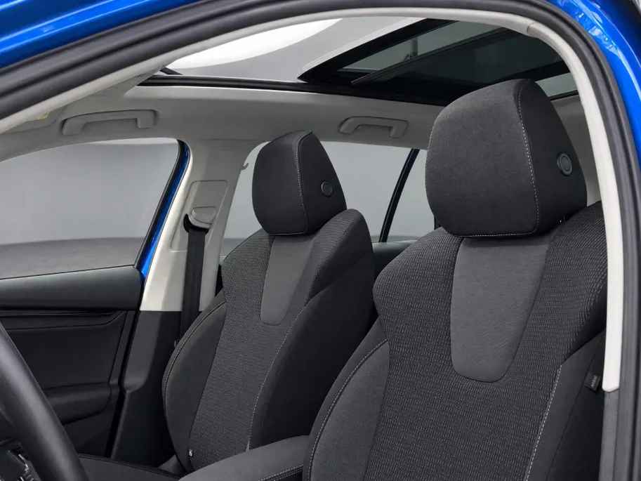 Škoda Octavia Combi 1.4TSI iV PHEV 150kW/204PK Sportline Business · Panoramadak · Navigatie · Camera + Parkeersensoren · Stoel, Stuur + achterbank verwarming · 18'' Velgen ·