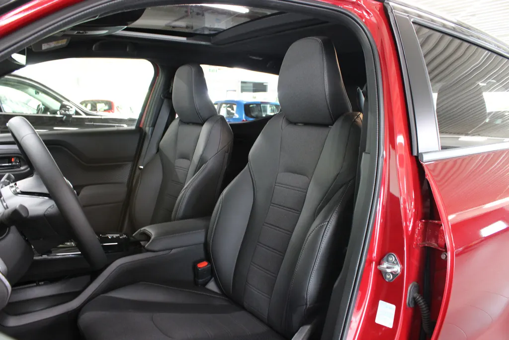 Suzuki e Vitara Style 61 kWh / Stoel + Stuurverwarming / 360° Camera / Navigatie /