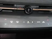Nissan ARIYA Evolve 66 kWh | 22KW Lader| Afneembare trekhaak| Apple carplpay& Android auto| 360grd Camera| Stoelverwarming en verkoeling| Elektrisch verstelbare stoelen| Luxe bekleding| Dealer onderhouden|