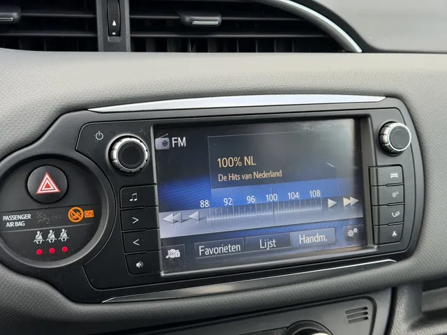 Toyota Yaris 1.5 Hybrid Trend Bi-Tone | Leer | Navigatie | LM Velgen