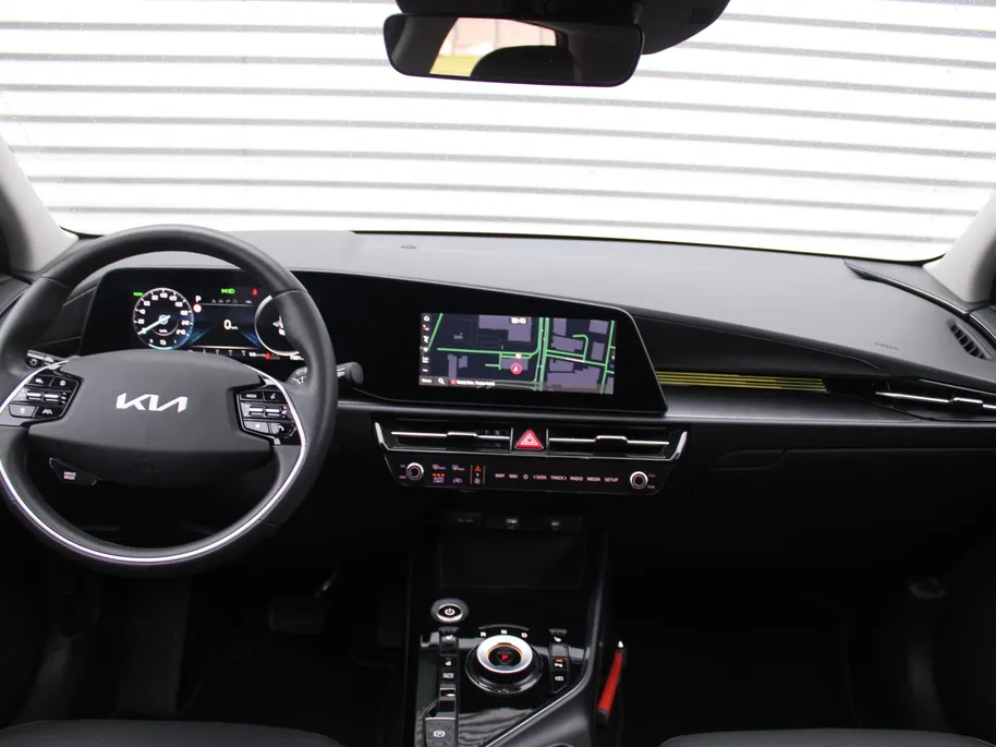 Kia Niro EV DynamicPlusLine 64.8 kWh | 17' LM | Schuif / Kantel dak | Navi | Cruise | Airco | Camera | 17% bijtelling |