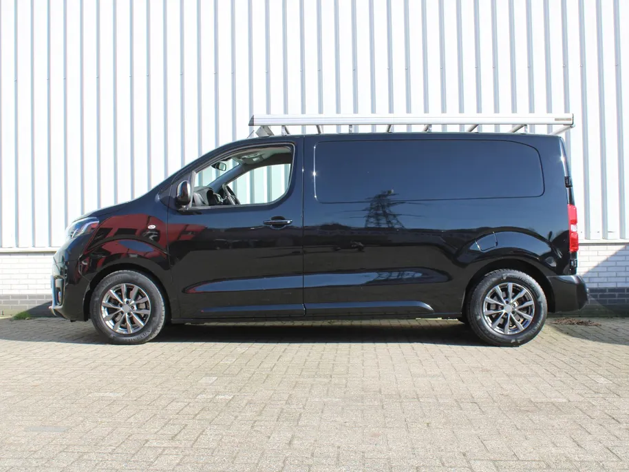 Toyota ProAce Worker 1.6 D-4D Professional | Trekhaak | Imperiaal | Zijwandbekleding | Betonplex vloer | PDC | Clima | Navi | 16' LM | All seasons |