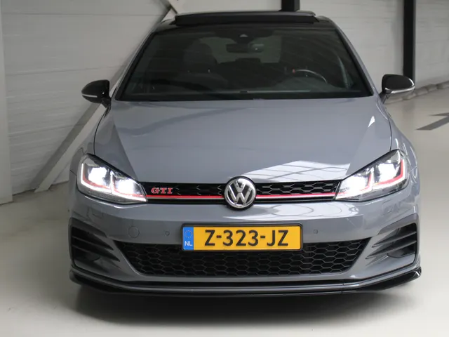Volkswagen Golf 2.0 TSI GTI TCR Panoramadak | Akrapovic | DCC | 19' Reifnitz | Active Lightning |