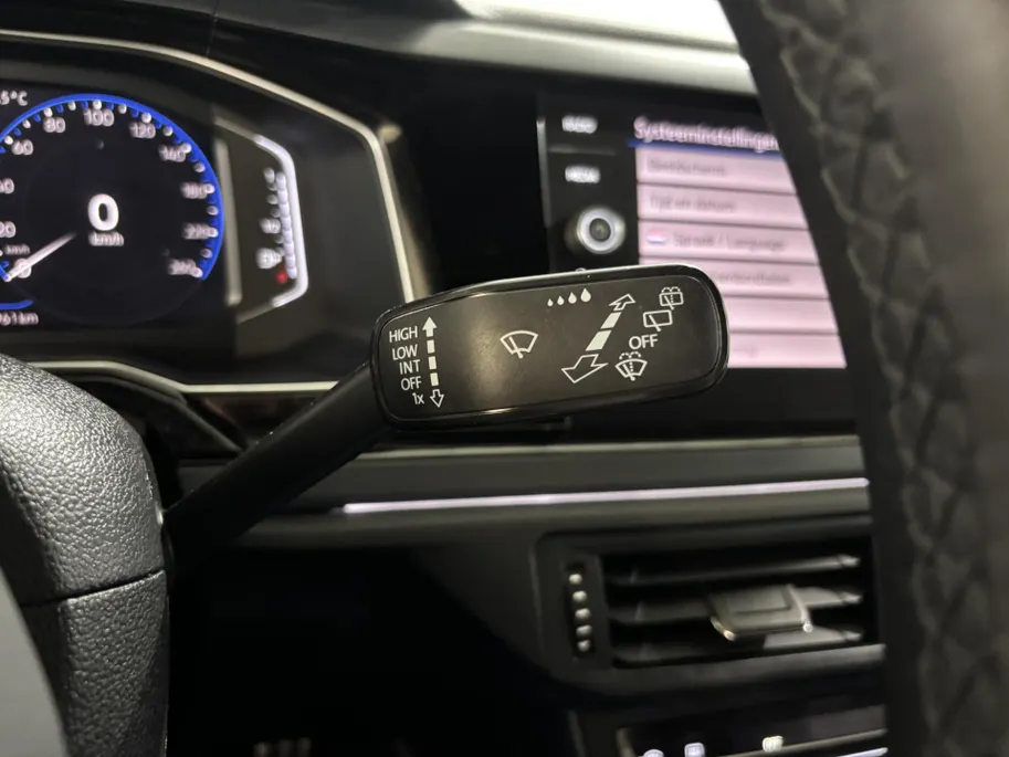 Volkswagen Taigo 115PK TSI R-Line Edition Automaat | Digital Cockpit | Camera | Adaptive Cruise Control | Apple CarPlay/Android Auto | 18' Lichtmetalen Velgen | Climate Control | Armsteun | Parkeersensoren |