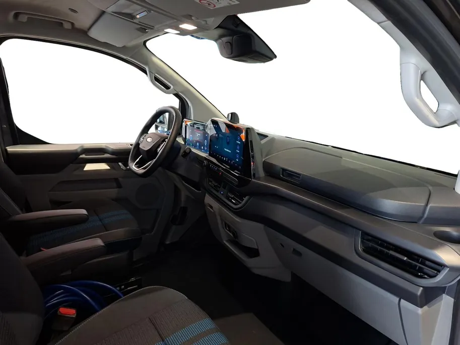 Ford E-Transit Custom 340 L2H1 Sport 71 kWh 218 pk | NIEUW TE BESTELLEN | 17' LM velgen | Laadruimtebescherming | Achteruitrijcamera | All weather banden | Trekhaak | Rijklaarprijs!
