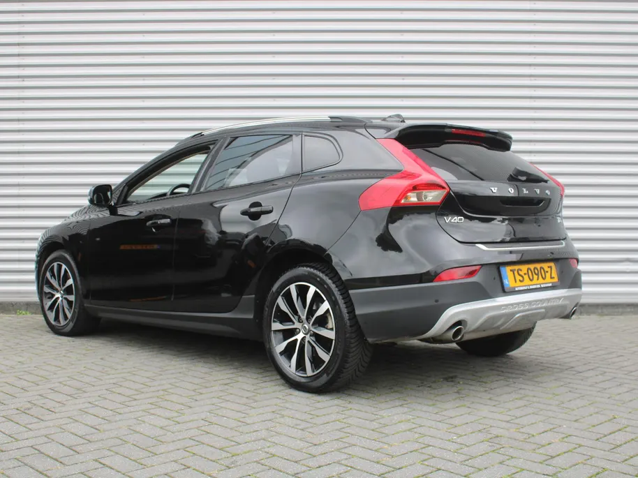 Volvo V40 Cross Country 1.5 T3 Dynamic Edition | Trekhaak | 17' LM | Panoramadak | Leer | PDC v+a | Camera | Stoel-/voorruitverwarming | HK audio |