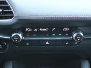 Mazda 3 2.0 e-SkyActiv-X M Hybrid 186 Homura | Stoelverwarming | Camera | Dodehoek detectie | HUD | 18' LM | LED | Cruise adapt. |