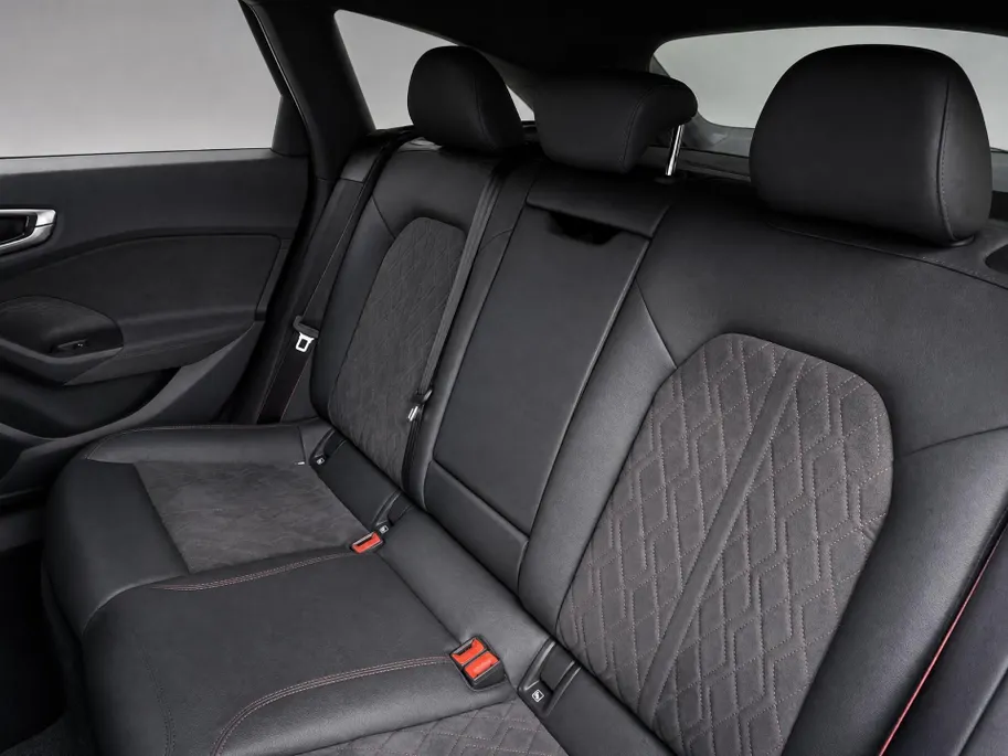 Audi A5 Avant 2.0 e-hybrid 367pk quattro S edition Competition · Trekhaak · 360 Camera · B&O Audio · Elek. Voorstoel · Head-Up · Dodehoek Detectie · 19'' Inch · Garantie t/m 03-10-2030 of 100.000km