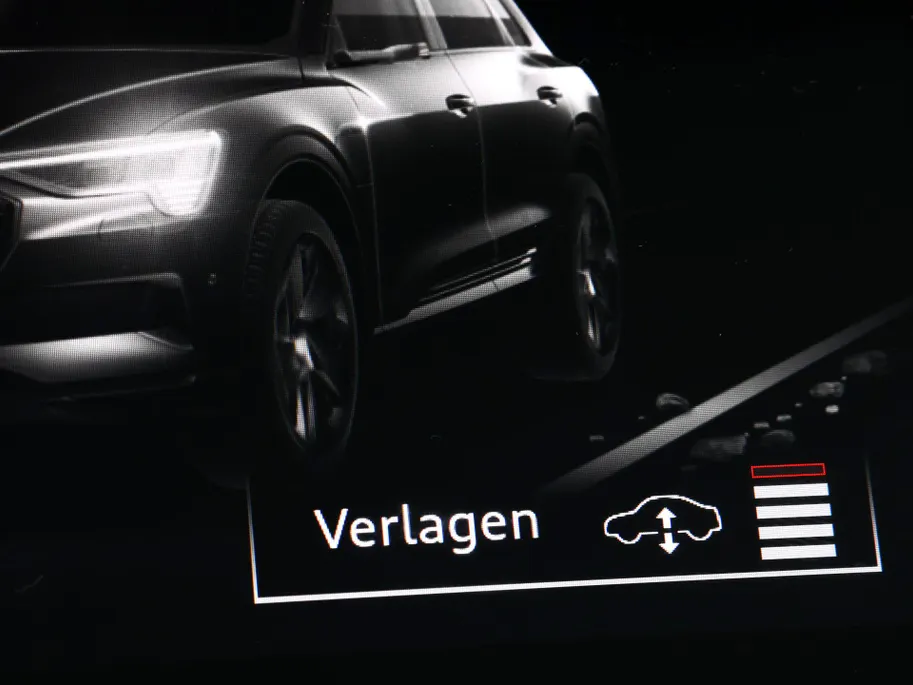 Audi e-tron 55 300kW/408PK S Line 95Kwh · SOH 94,6% · Panoramadak · Leder/Alcantara · 360°Camera + Parkeersensoren · Stoelverwarming ·