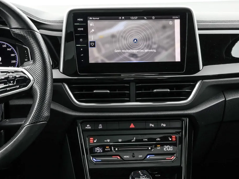 Volkswagen T-Roc 1.5TSI/150PK R-Line Business+ · Panoramadak · Trekhaak · Camera · Apple/Android Car Play · Navigatie · Stoelverwarming · Garantie t/m 09-10-2027 of 100000km.