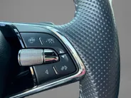 Škoda Kodiaq 1.5 TSI 150pk DSG Sportline Business 7p. · Camera · Inklap. Trekhaak · Keyless · Elek. Bestuurdersstoel + Geheugen · Matrix LED · Garantie t/m 27-05-2028 of 100.000km
