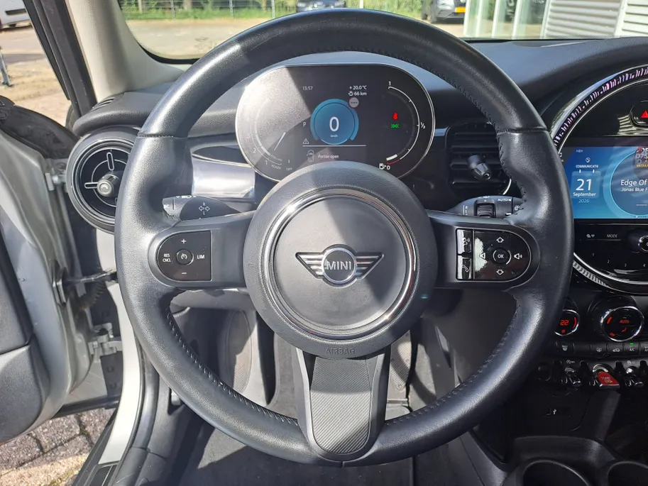 MINI 5-Deurs 1.5 Cooper Camden Edition | Navi | Sensoren | Cruise | DAB | Apple Carplay/Android Auto