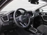 Kia Ceed Sportswagon 1.5 T-GDi DynamicPlusLine | Stoel- & stuurverwarming | Camera | Clima | Cruise adapt. | LED | Navi | Elek. achterklep | 16' LM |