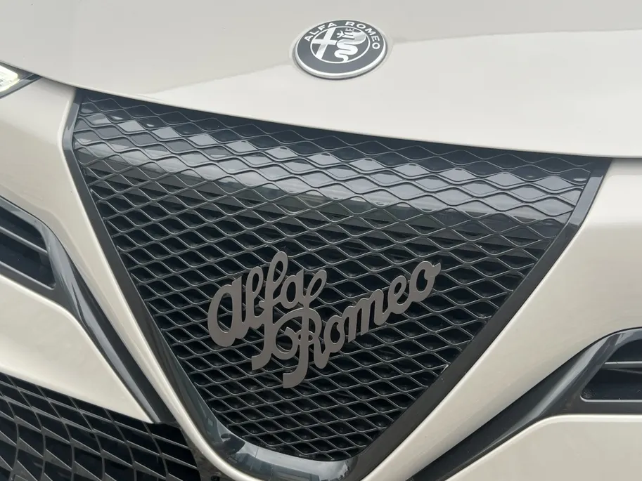 Alfa Romeo Junior 1.2 Turbo 136 PK Ibrida | Carplay | Cruise | LED | Clima | 17'