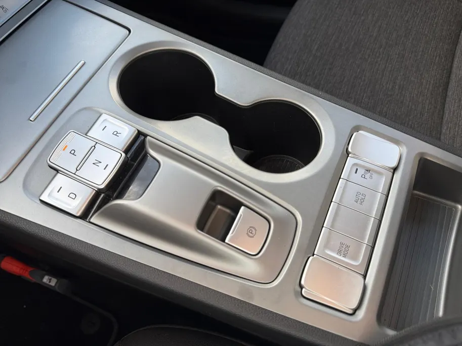 Hyundai Kona EV Fashion 64 kWh 204PK | Warmtepomp | SOH 100 % | Navigatie | Apple Carplay & Android Auto | Adaptive cruise control | Climate control | Head-up display | Parkeersensoren achter | Trekhaak |