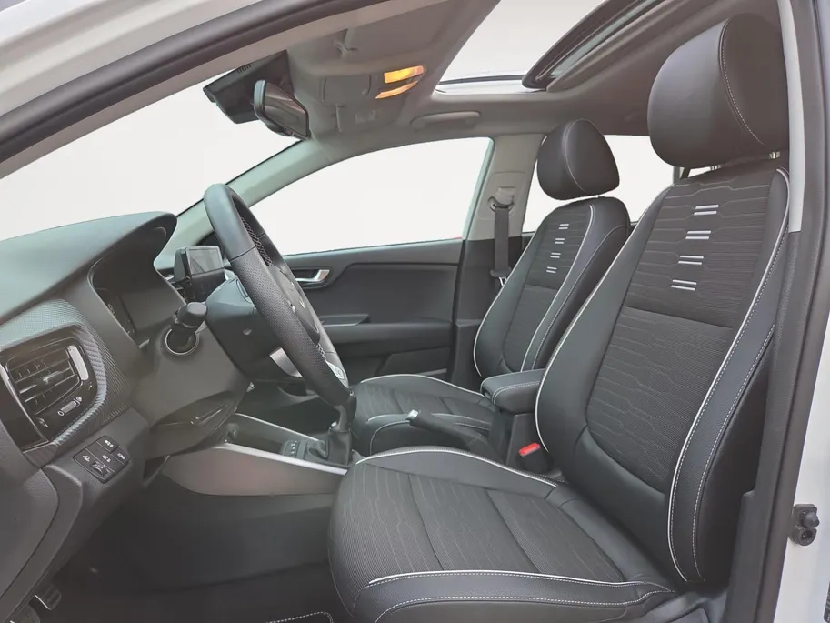 Kia Stonic 1.0 T-GDi MHEV GT-PlusLine | Hoge zit | Meest complete uitvoering | Navi | Apple CarPlay Android Auto | Trekhaak | Stoel & stuurverwarming | Fabrieksgarantie | NAP