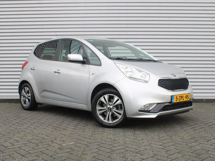 Kia Venga 1.4 CVVT First Edition | 16' LM | Trekhaak | Navi | Airco | Cruise | Camera | PDC | All seasons |