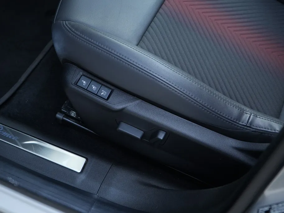 Alfa Romeo Junior Elettrica Speciale 54 kWh | Schuifdak | Carplay | 18'