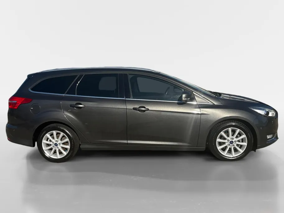 Ford Focus Wagon 1.0 Titanium |Lederen/stof bekleding| Trekhaak| bi-xenon koplampen| keyless entry| 12 maanden Bovag garantie|