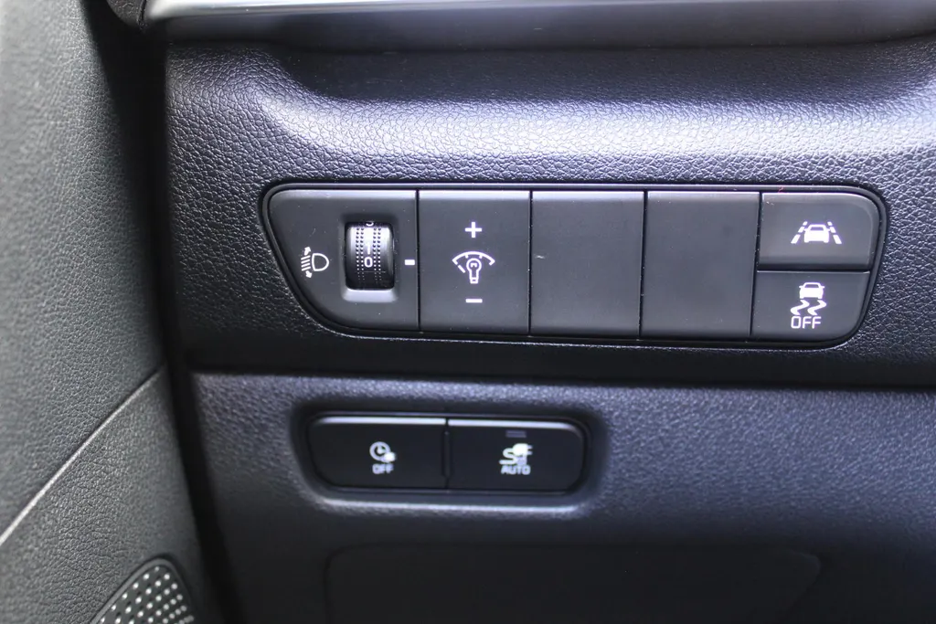 Kia e-Niro DynamicPlusLine 64 kWh | Warmtepomp | Schuif/kantel dak | 17' LM | Airco | Cruise | Navi | Camera |