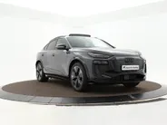 Audi Q6 e-tron Sportback S edition performance 306pk 100 kWh · SOH 97,8% · Panoramadak · Wegklapbare Trekhaak · 360 Camera · Stoelverwarming voor+achter · Bijrijder Display · 19'' Inch · Garantie t/m 10-08-2030 of 100.000km