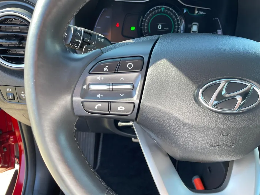 Hyundai Kona EV Premium 64 kWh | LAGE KM STAND! | Leder | Stoel- stuurverwarming | Navi