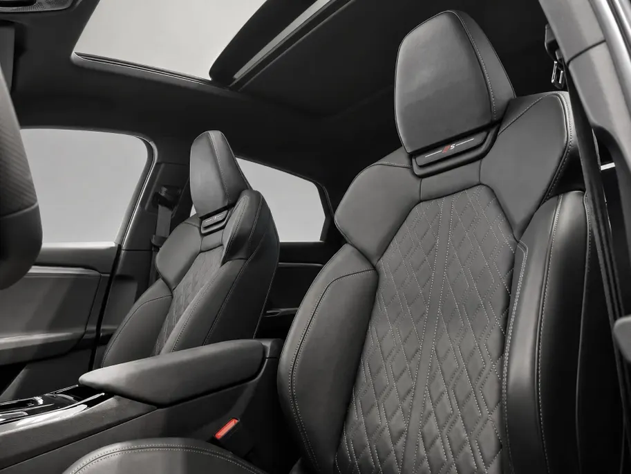 Audi Q6 e-tron S edition Quattro 100 kWh 387pk · SOH 97,1% · Panoramadak · 360 Camera · Wegklapbare Trekhaak · Elek. Voorstoelen · Kuipsport stoel · 20'' Inch · Garantie t/m 23-04-2030 of 100.000km
