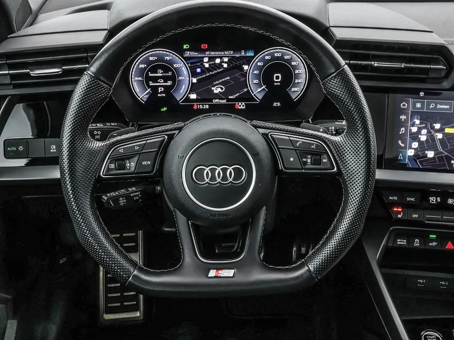 Audi A3 Sportback 40 TFSIe 204pk S-tronic S Edition · Panoramadak · Apple/Android Car Play · Lederen Bekleding · Cruise Control · Navigatie · Stoelverwarming · P-Sensoren · 17'' Inch ·