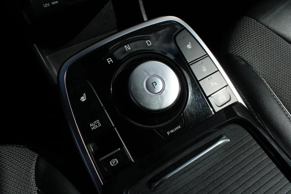 Kia e-Niro DynamicPlusLine 64 kWh | Warmtepomp | Schuif/kantel dak | 17' LM | Airco | Cruise | Navi | Camera |