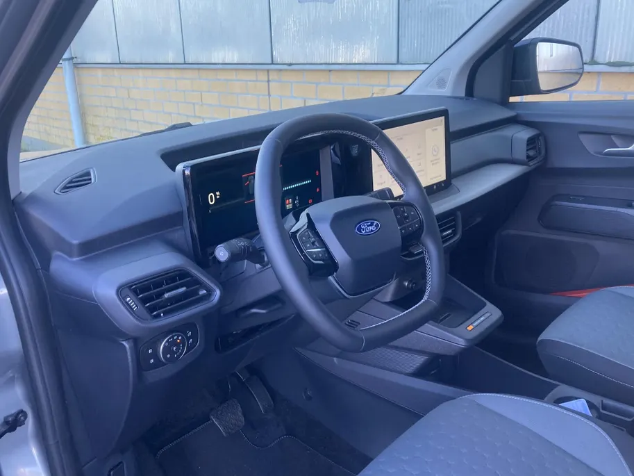 Ford Tourneo Courier Titanium 100% Elektrisch 43kWh 136 pk Apple Carplay/Android Auto - Winterpack - trekhaak
