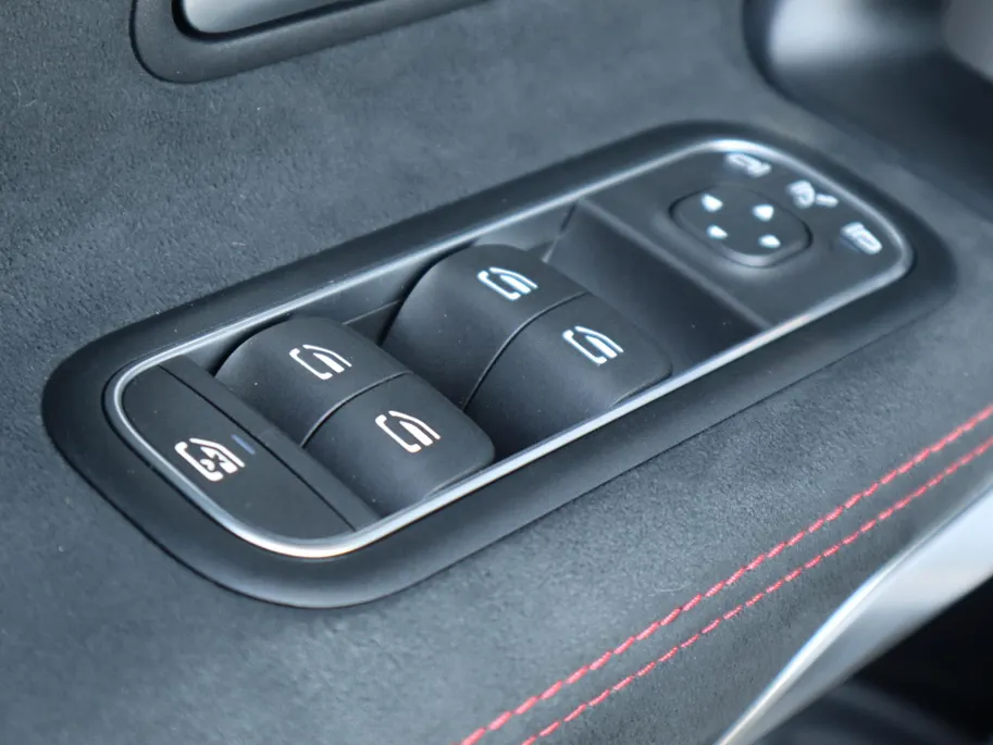 Mercedes-Benz A-Klasse 180 AMG Line l Panorama dak l Keyless entry l Achteruitrij camera l Stoelverwarming